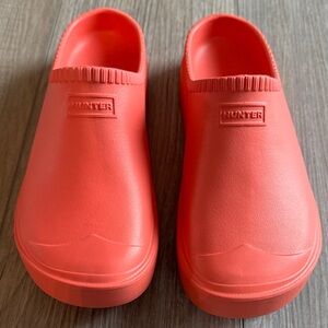 SIZE 6 Hunter womens Coral-Orange Slip-On Rain Clogs. NWT